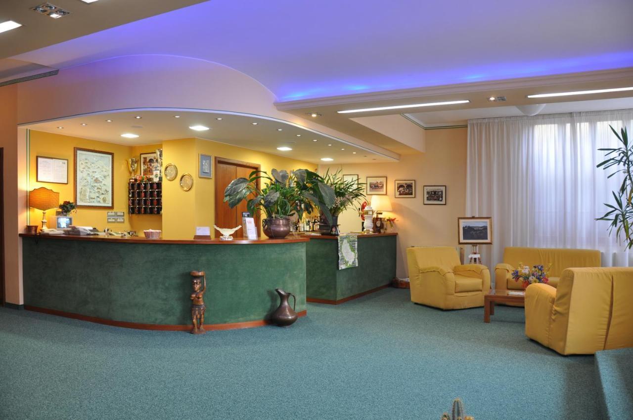 Hotel La Pergola Barga Bagian luar foto